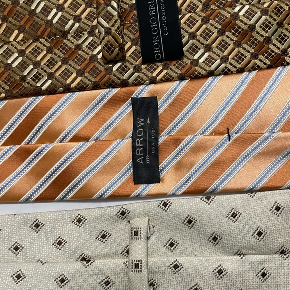 Different kind of tie - Picture 2 of 2